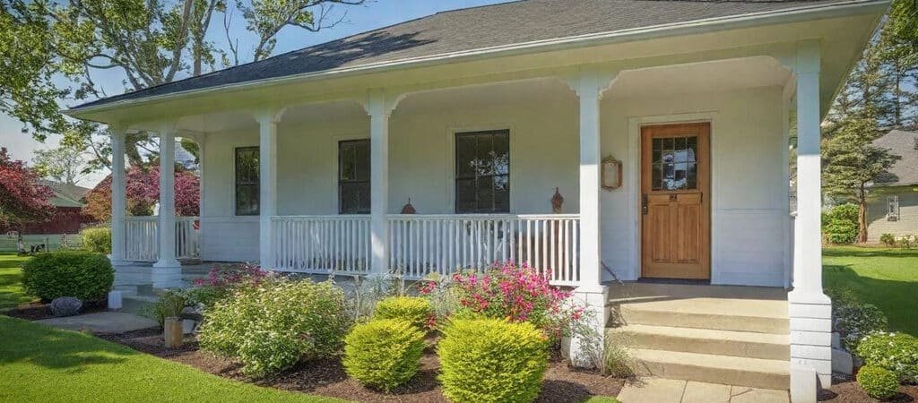 A bungalow house with a garden.